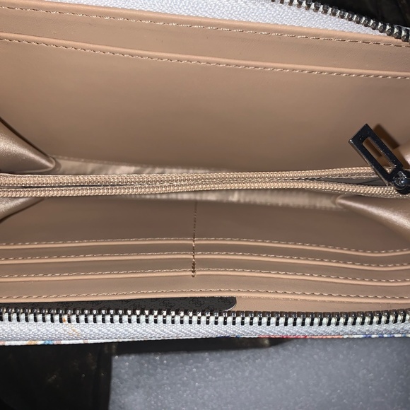 Guess wallet - Picture 2 of 5